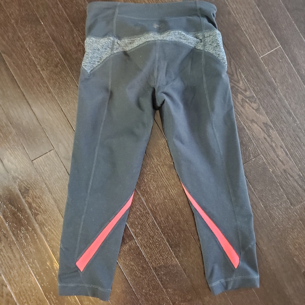 3 Under Armour Capri Length Leggings - Picture 5 of 7